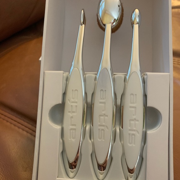 Gently USED Artis 3 piece Makeup Brushes - Picture 2 of 10